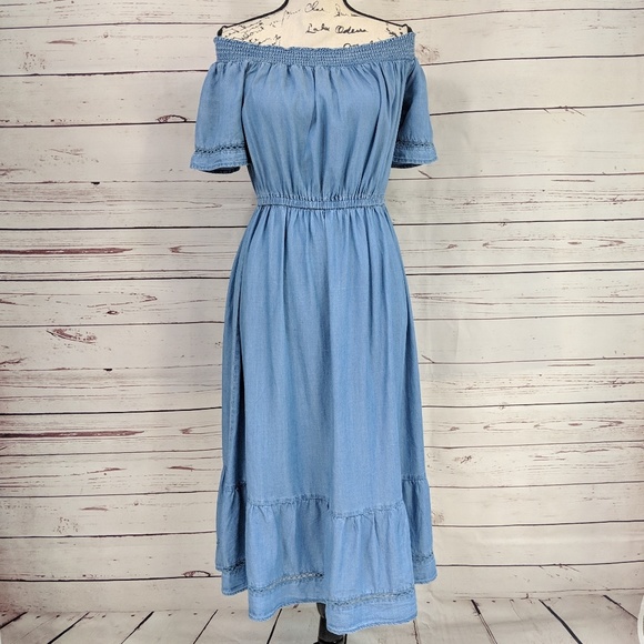 Old Navy Dresses & Skirts - Old Navy Peasant Chambray Ruffle Dress